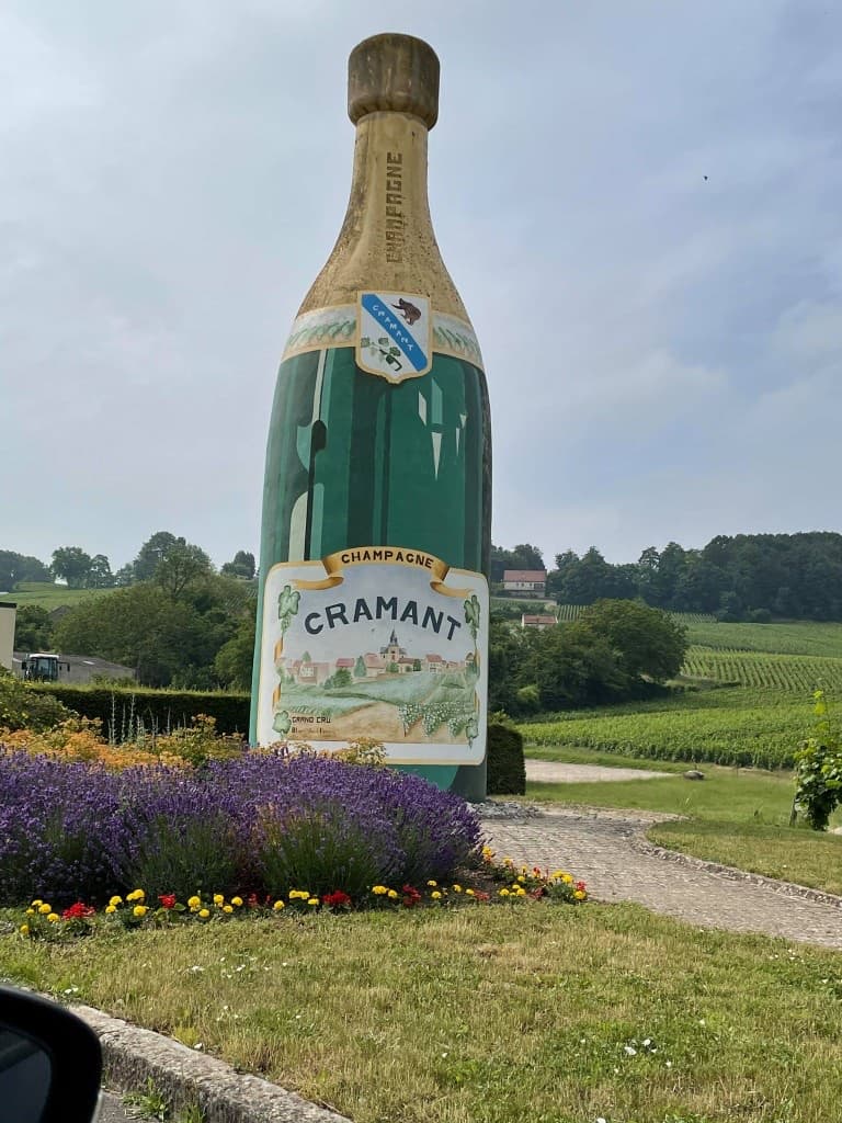 La bouteille géante, monument à l'entrée du village de Cramant