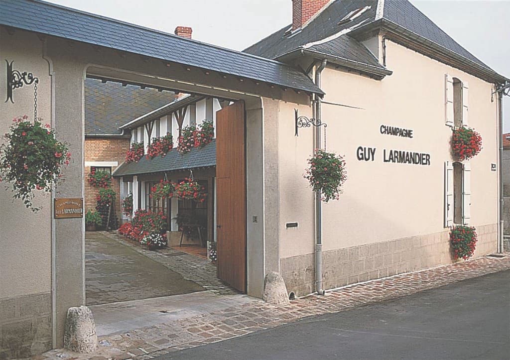 La façade du Champagne Guy Larmandier, à Vertus